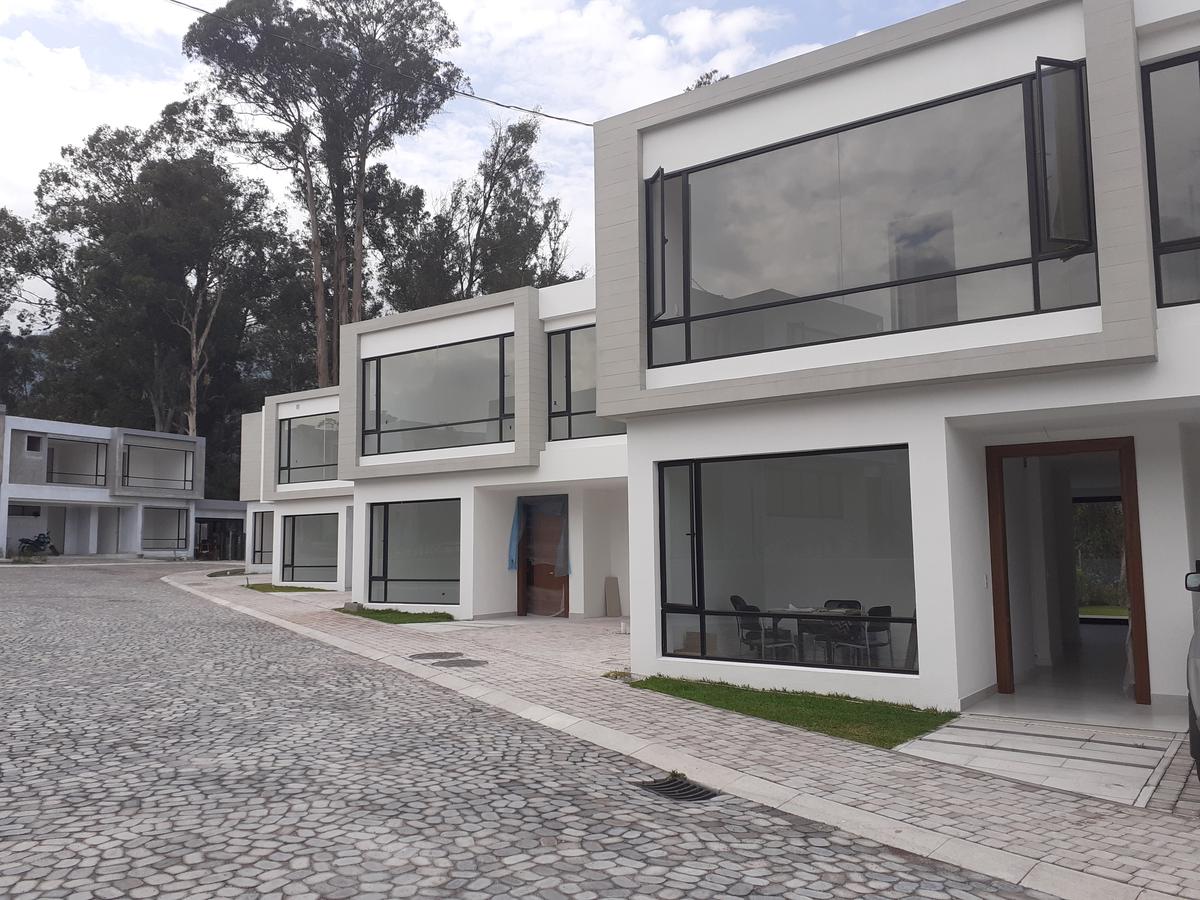 Casa en Venta 4 dormitorios.  Varios amenities, con jardín. Pet friendly. Tumbaco