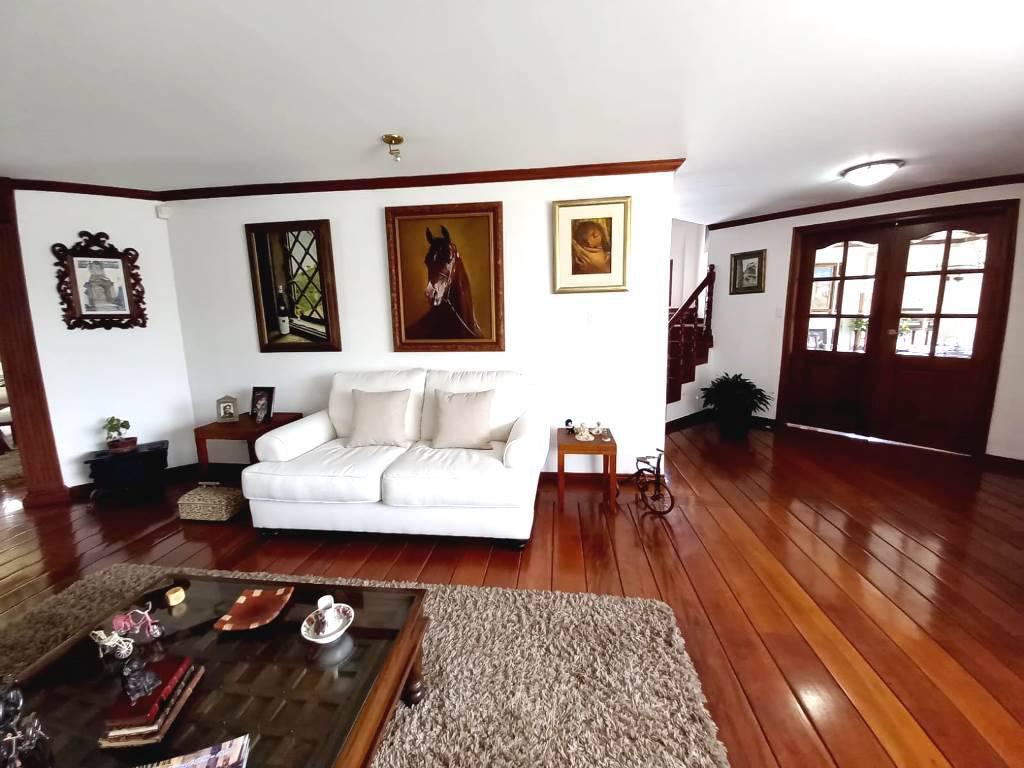 Casa en venta 351m2 en Cumbayá Urbanización Santa Lucía