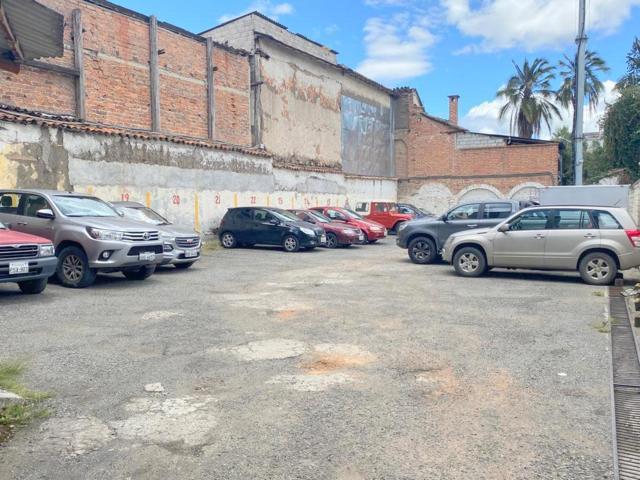 En venta Edificio comercial, rentero y con parqueadero público en el centro de Cuenca.