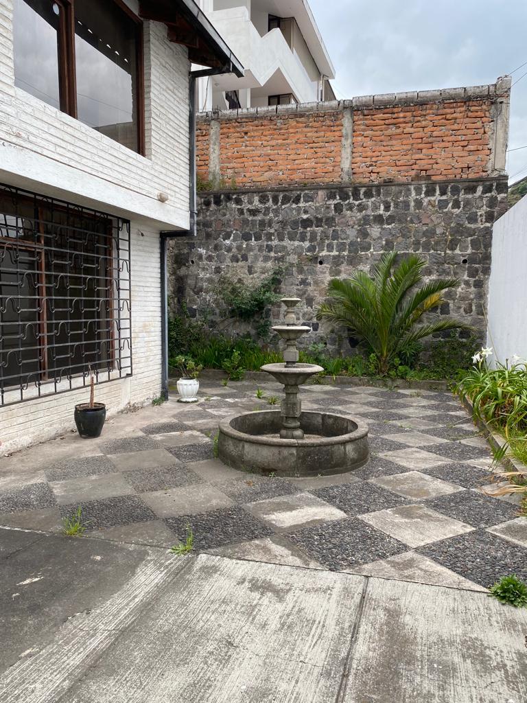 Terreno de venta ubicado en la calle José Correa y 6 de Diciembre, 4 pisos