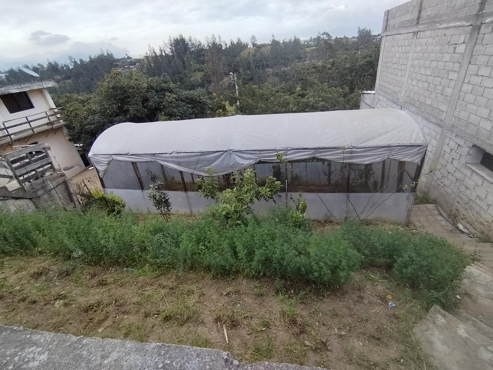 Terreno en Venta de 352m, ubicado en lugar seguro, con dos frentes, cerca al Parque zambiza, Quito