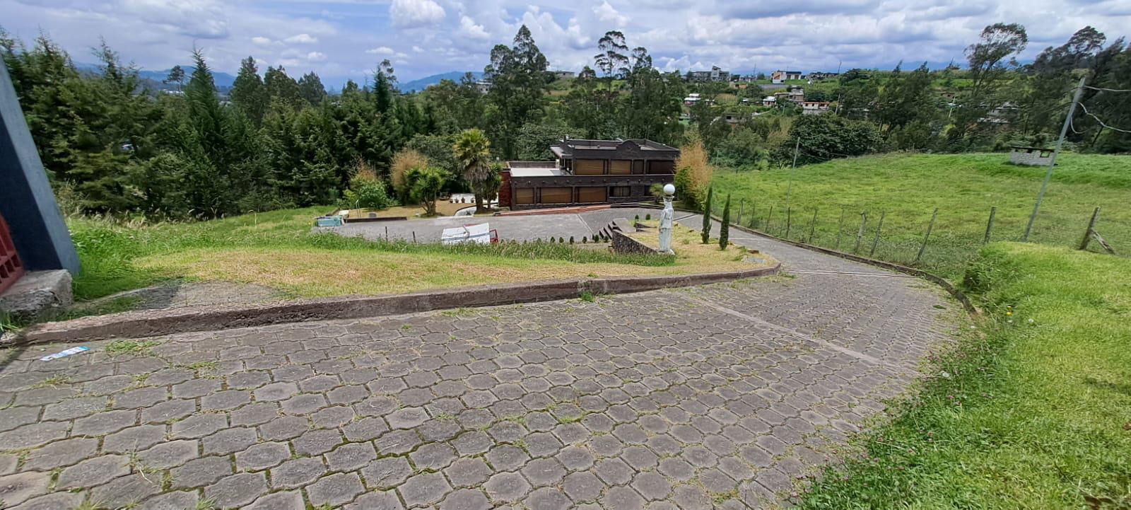 Quinta en Venta en el Valle, Sector Amaguaña con terreno de 9.500m y casa amplia