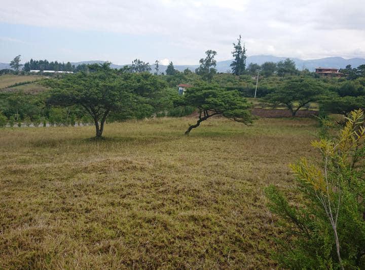 Vendo  lindo terreno ubicado en Urbanización a 15 minutos de Guayllabamba