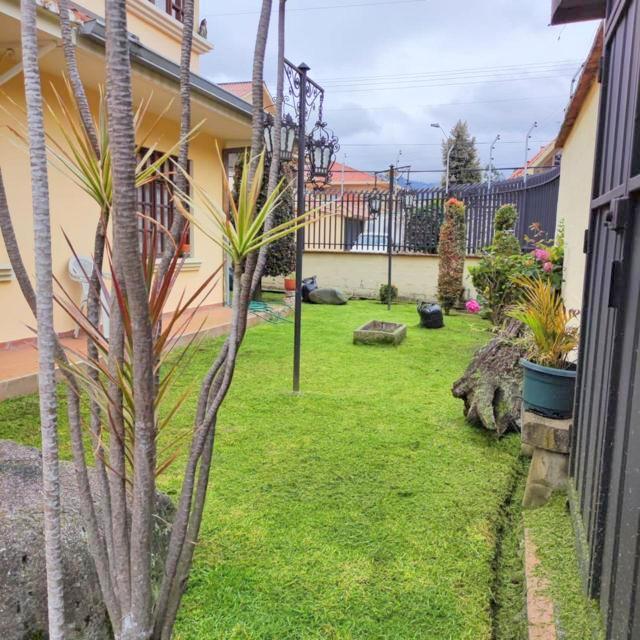 Amplia casa en venta en Puertas del Sol -  Cazhapata con área verde.