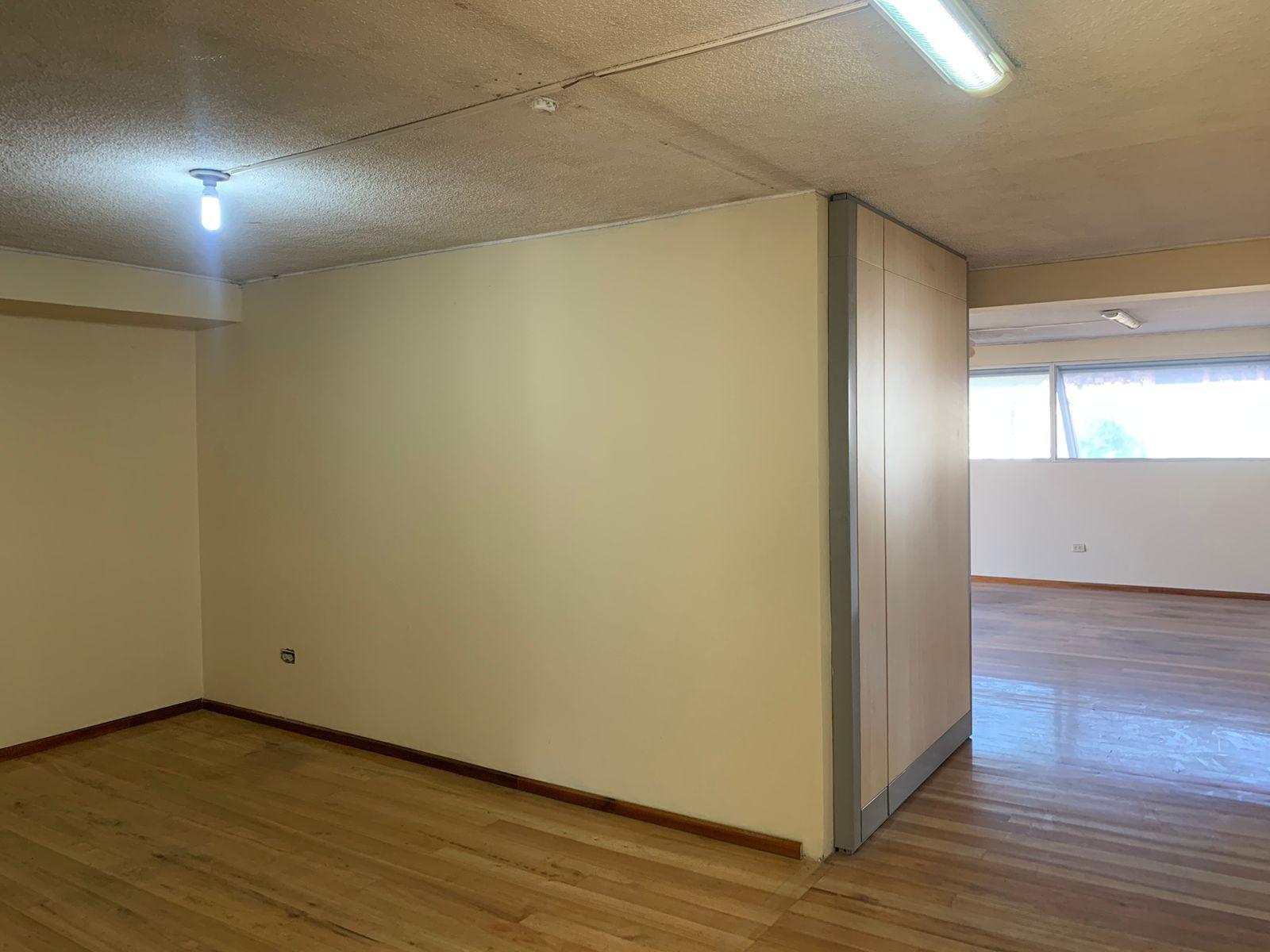 Gaspar de Villarroel , Oficina en renta, 100 m2, 7 ambientes, 2 baños, 1 parqueadero