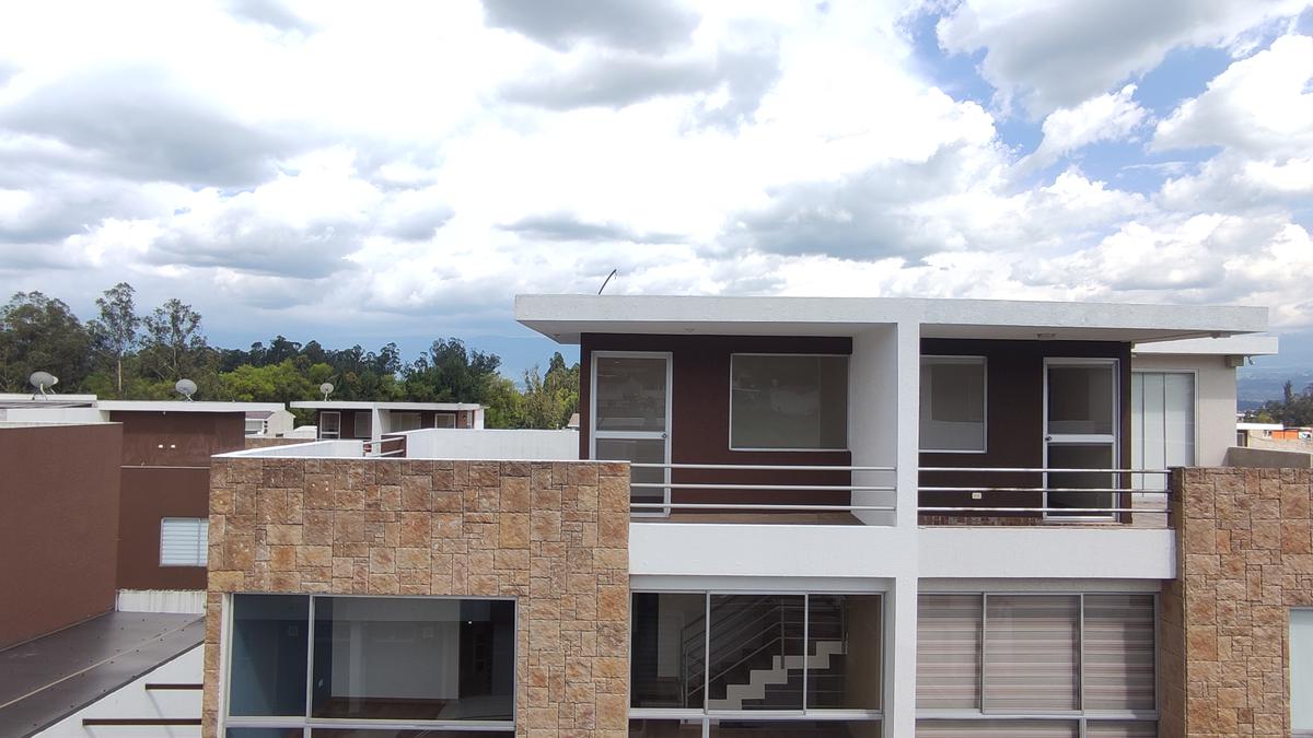 Casa en Venta de 3 habitaciones  con Estudio y Terraza, Conotoco, Valle de los Chillos