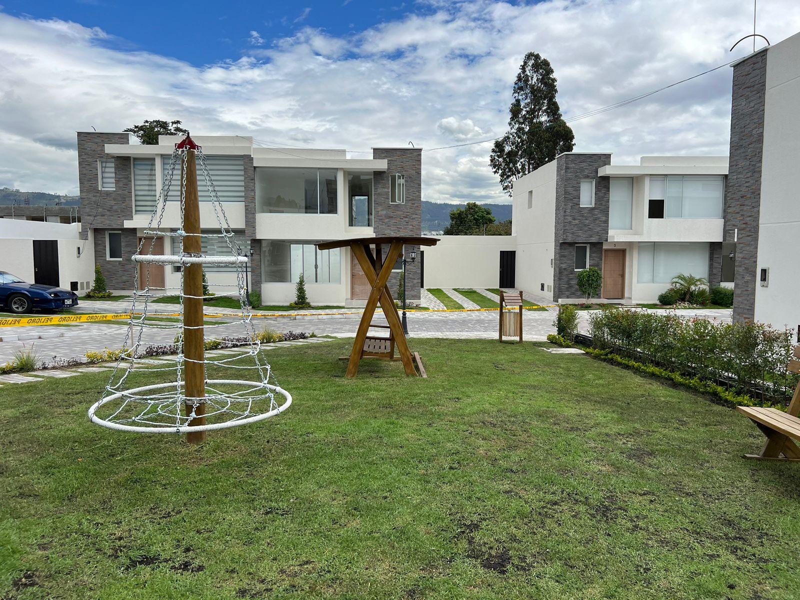 MV - SECTOR TUMBACO, EN VENTA CASA DE 3D, 121.72 M2 MAS PATIO  52.51  M2 EN CONJUNTO PRIVADO