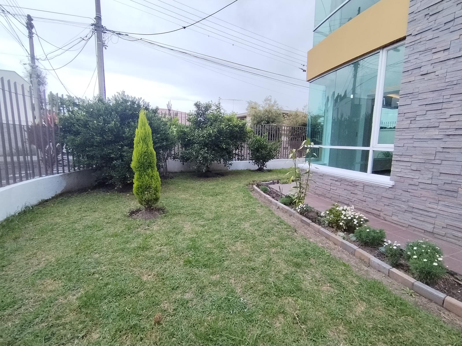Casa en Venta, de 4 dormitorios, amplia y luminosa, jardín en Urbanización segura sector Cumbayá
