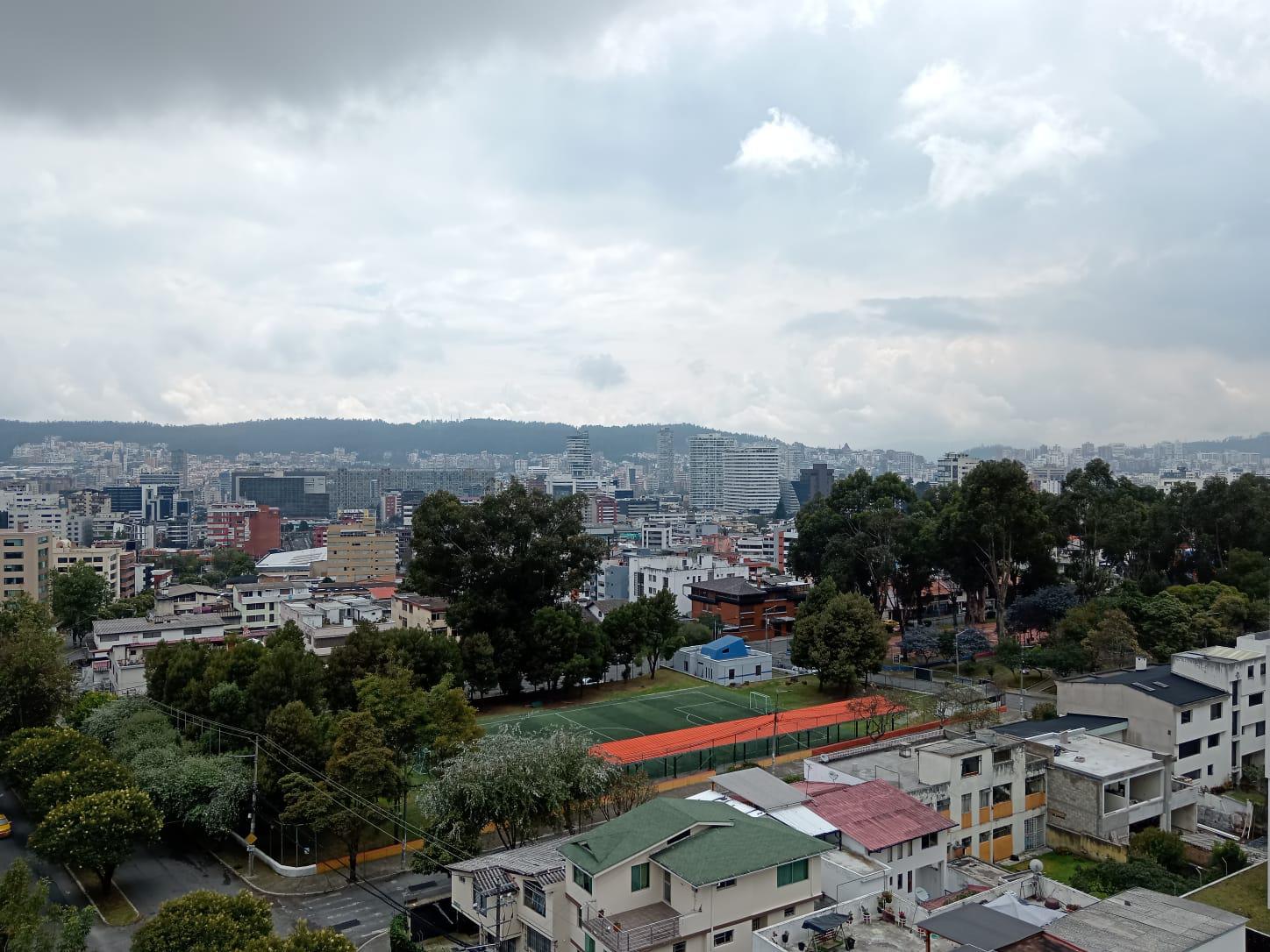 Amplio Departamento en Venta de 3 dormitorios, con seguridad, 181m  Granda Centeno, Quito