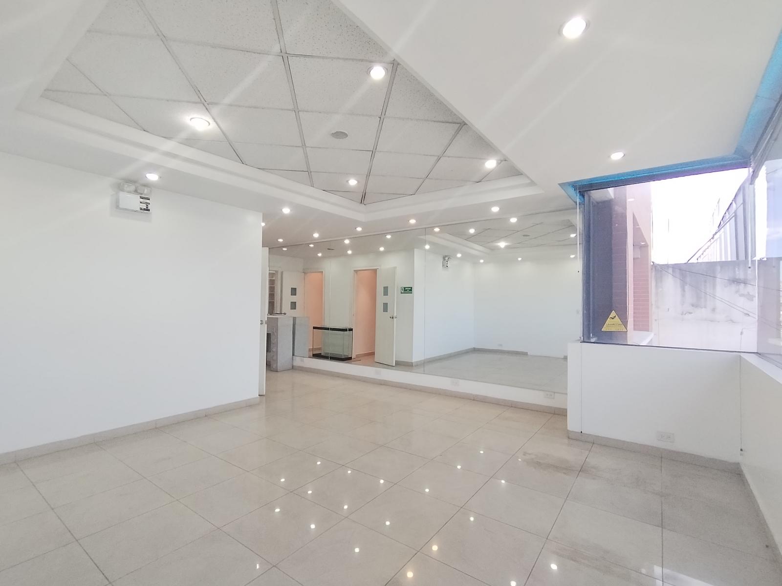 Venta de Oficina con parqueadero y bodega, amplia vista hacia Av. Mariscal Sucre El Condado