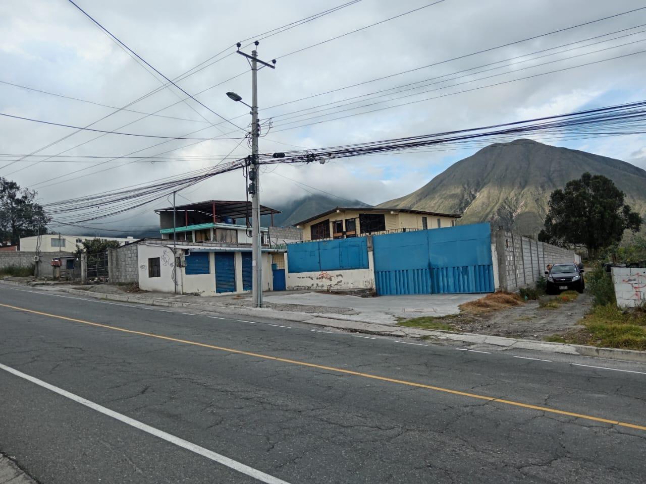 Rento Casa con local comercial ubicada en la avenida Manuel Córdova Galarza