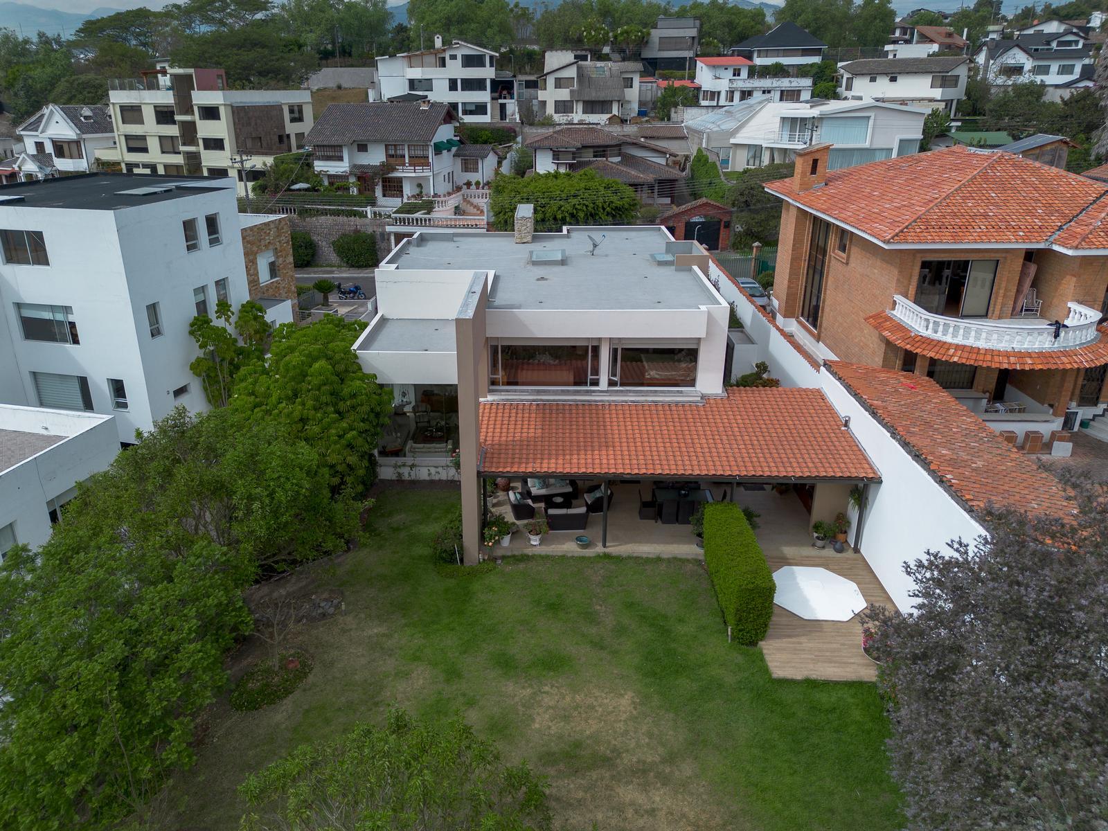 Casa con Gran Vista de venta dentro de Urbanización, Sector Jacarandá.