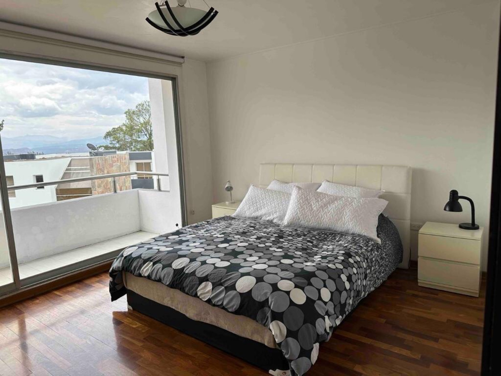 Bella casa 3 dormitorios en Conjunto Exclusivo en Cumbayá - Sta. Lucía $165.000