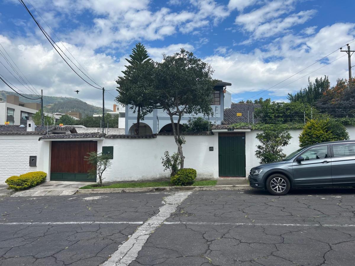 Cumbaya - Primavera 2 Se Vende Amplia Casa Ideal Para Local Comercial U Oficina