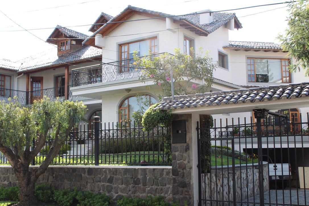 Hermosa y amplia casa en Urb Santa Lucia , centro de Cumbaya PR