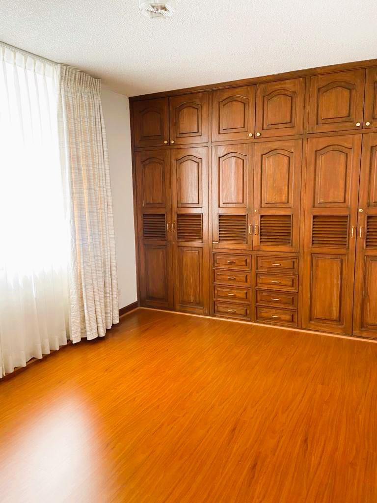 Venta departamento 3 dormitorios en Urb. Las Bromelias, sector Monteserrin.