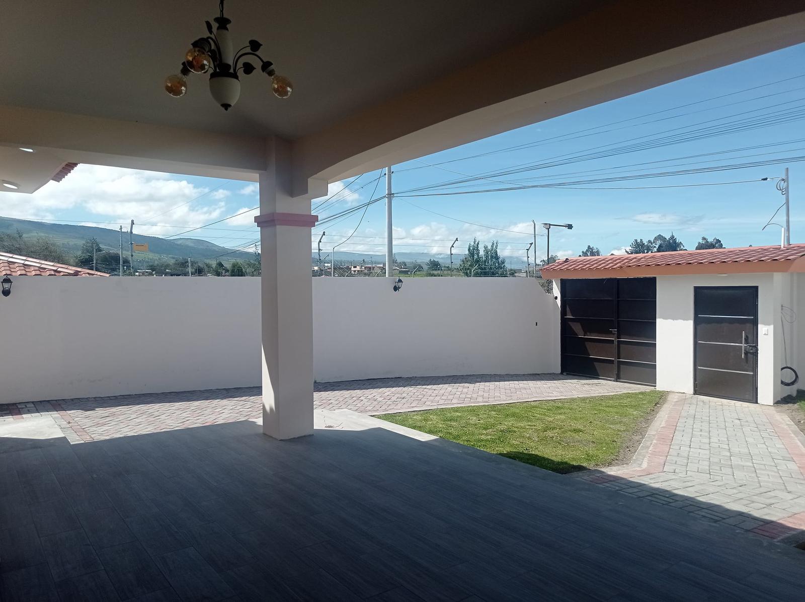 VENDO CASA INDEPENDIENTE, SECTOR BELISARIO QUEVEDO