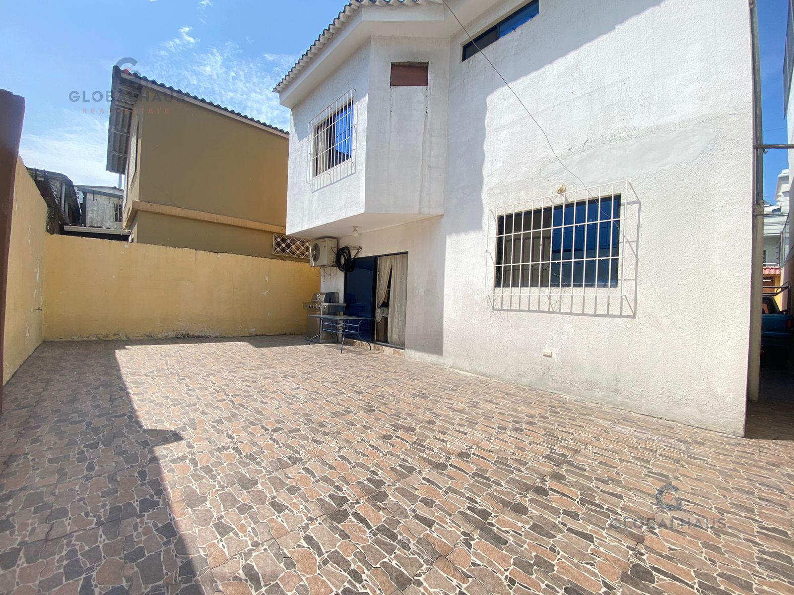 Venta de Casa con 4 Habitaciones en Samanes 2 A.A.