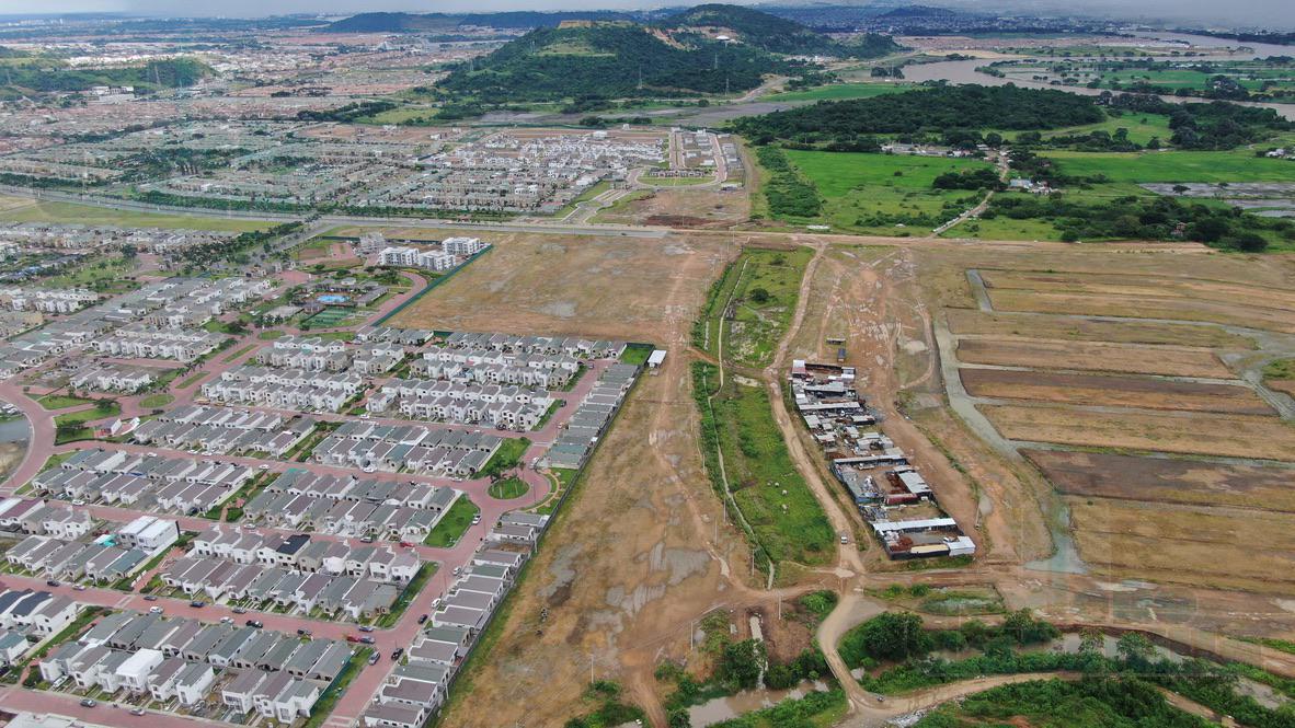 VENTA DE TERRENO COMERCIAL ESQUINERO PEQUEÑO FRENTE AL NUEVO RIOCENTRO LA JOYA