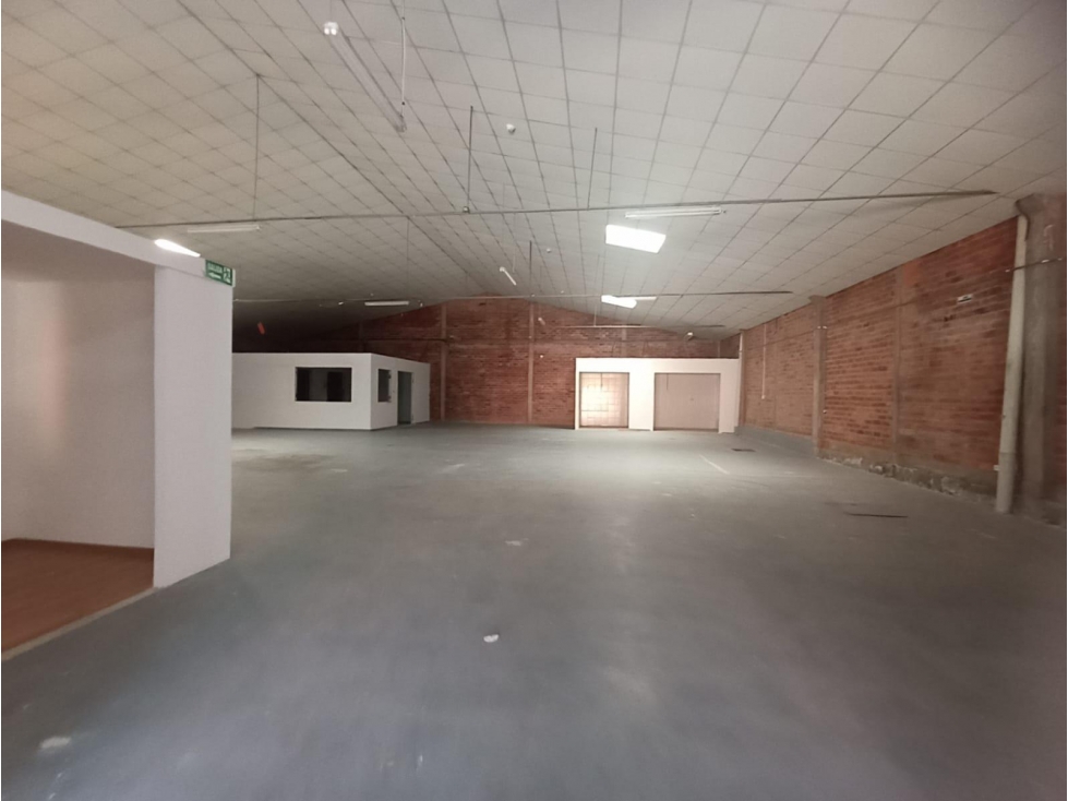 El Condado, Galpón en renta, 595 m2, oficina, 2 baños, 2 parqueaderos