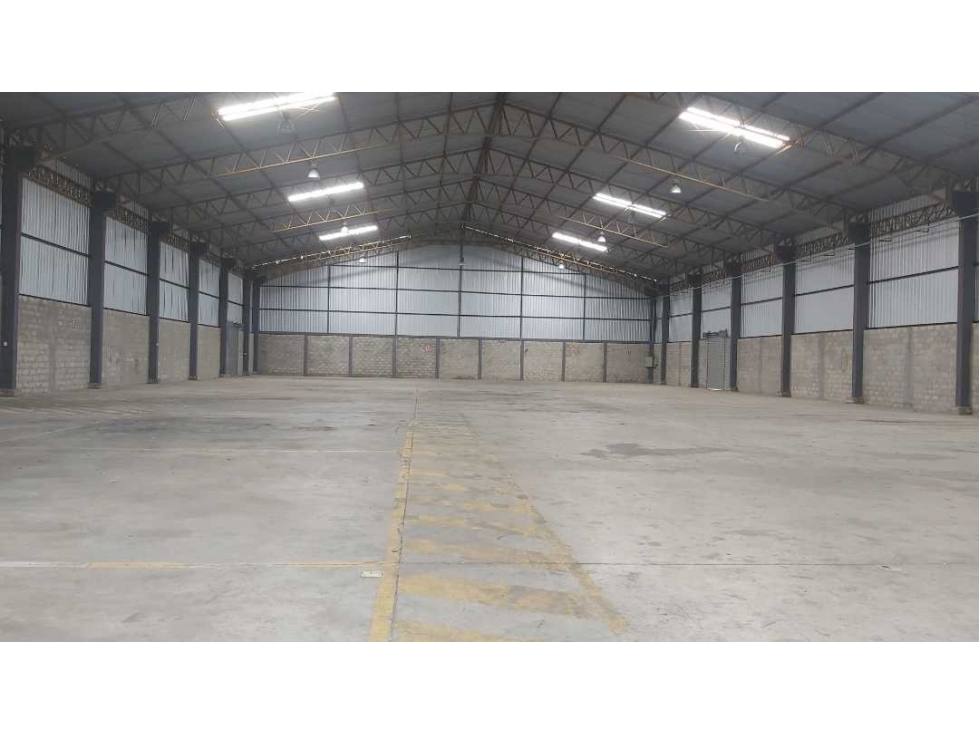 Alquilo bodega 2.000 m2 en Inmaconsa con andenes